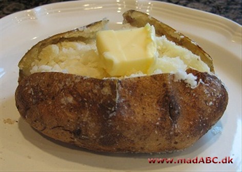 En nem opskrift til hvordan man lave en bagt kartoffel i mikroovnen. Det er simpelt og hurtigt, og så smager det dejligt. Prøv eventuelt at bruge hvidløgssmør eller persillesmør. 