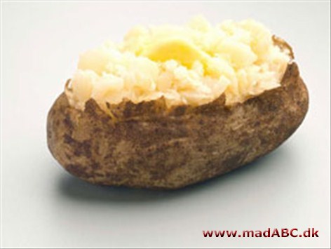 BAgekartofler er et nemt tilbehør til de fleste kødretter. I denne version er der lavet en dressing på bladselleri, æbler, rosiner og peanuts. 