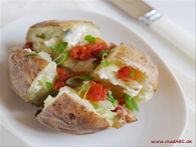 En klassisk bagt kartoffel kan varieres på et utal af måder, her er et forslag som er lækkert en sommeraften med salat som tilbehør.