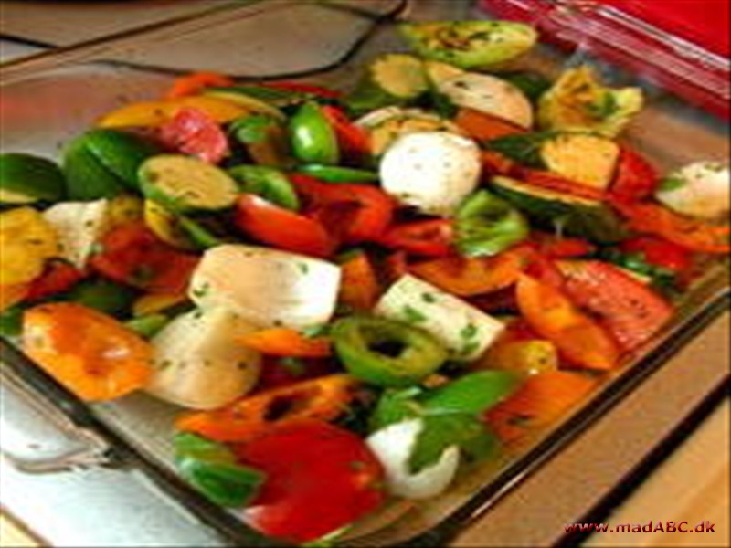 Alle slags grøntsager kan bruges i denne ret, der er super nemt tilbehør til alt fra bøf til kylling. Grøntsagerne som for eksempel selleri eller peberfrugt renses blot, skæres i skiver og bages.  