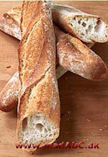 Baguette - også kendt som flûte er klasisk fransk spise. Baguettes tager sin tid at lave, idet dejen skal hæve flere gange undervejs. Kan bruges til morgenmad, som tilbehør til f.eks. supper osv.