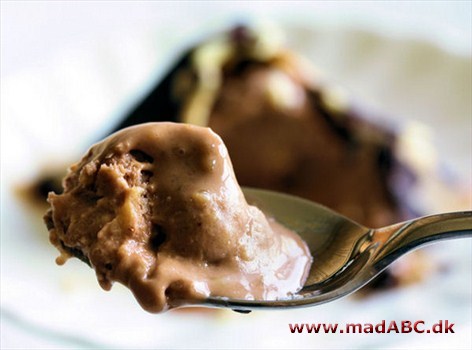 Bailey/Daim is Spændende dessert med yoghurtis, Bailey og daimchokolade. Man kan selvfølgelig også lave isen fra bunden i stedet for at købe en yoghurtis. Server gerne med friske jordbær, fgødeskum og makroner