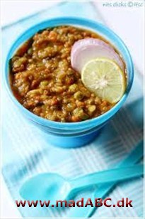 Bajee med cashewnød - vegetar En spændende og sund vegetarisk ret med blandt andet cashewnødder, chili, linser og kokos. Retten stammer oprindeligt fra Indien og laves med mange forskellige ingredienser.