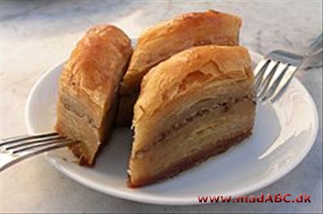 Baklava - Baklawa Baklava eller baklawa er en wienerbrødsagtig dessert lavet at fillodej, der fyldes med nødder og sirup eller honning. Retten stammer fra Mellemøsten og spises også meget i landene omkring Middelhavet.
