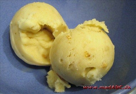Banan- og citronsorbet Spændende opskift på sorbet lavet af banan og citron og helt uden ismaskine. Desserten skal dog laves god tid i forvejen i det isen skal være i fryseren en del timer inden den er klar.