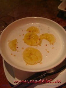 Banan- og sagocreme Dessert lavet af bananer og sagogryn. Sagogryn bruges often i det asiatiske køkken hvor de bruges til grød, supper og desserter.