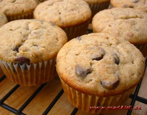 Banan-chokolade muffins smager bare dejligt. Denne version er med fromage frais og sirup og mørk chokolade. Smager bedst når de lige er kommet ud af ovnen. 