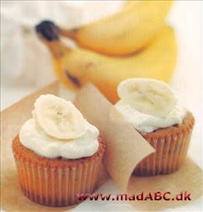 Banan cupcakes Cupcakes minder meget om muffins, forskellen er dog at cupcakes ofte dækkes af creme eller glasur. I denne opskift er glasuren primært lavet af flødeost og flormelis. Velbekomme