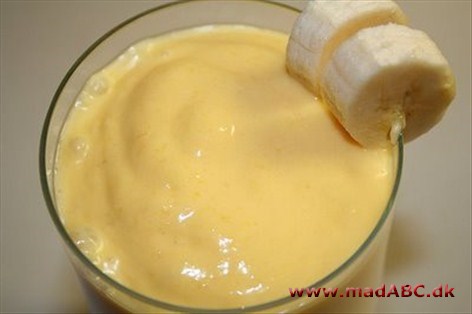 Banan Lassi Lassi er en traditionel indisk yoghurtdrik der oprindeligt kun indeholdte yoghurt, vand salt og krydderier. Det er først i nyere tid at man er begyndt at søde med sukker og bruge frugt i drikken.