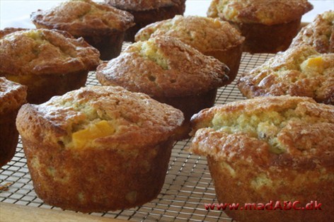 Spændende muffins med banan og mango. Denne ret kan bruges som for eksempel en let dessert eller til en lækker eftermiddagssnack til kaffen. Pynt eventuelt med kokosmel.