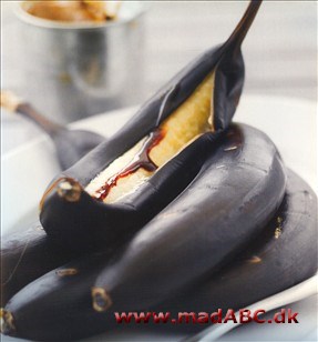Banan med brun rom, vanilje og sirup Dessert hvor banerne bliver grillet og fyldt med sirup lavet af brun rom, farin og vanilje. Server gerne denne lækre sommerdessert med kokosis.