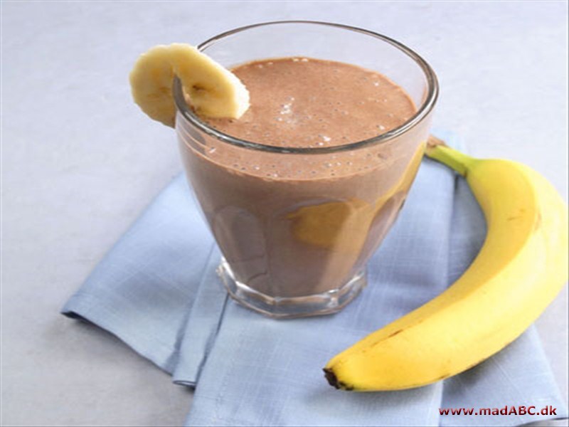En simpel variation af den typiske milkshake med banan i det, at der i denne opskrift tilføres kakaomælk i stedet for almindelig mælk. Dette giver et spændende twist og gør drikken dejlig sød.