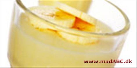 Banan mousse En mousse har ofte en let of luftig tekstur. Denne dessert mousse med banan laves med æggerhvider og piskefløde, der gør den let og lækker.