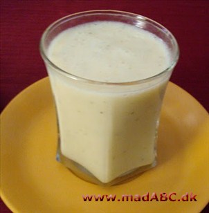 Bananmælk, lavet på kærnemælk, der for eksempel kan bruges på morgenbordet, eller som mellemmåltid. Serveres direkte fra køl eller med et par isterninger is.