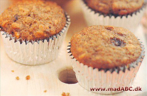 Dejlige cupcakes med banan, honning og valnødder. Banan og honning gør disse cupcakes dejligt søde mens valnødderne giver lidt knas. 