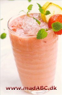 Denne drik, der kunne være velegnet til en varm sommerdag, laves blandt andet med banan, jordbær, solsikkekerner og yoghurt. Pynt gerne med frisk mynte og knust is, der giver retten et ekstra pift. 
