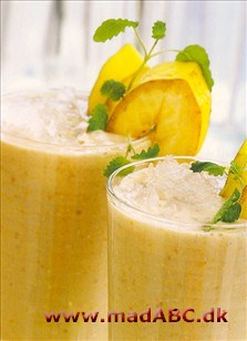 Spændende og sund drik med blandt andet banan, jordnøddesmør og havreklid. Pynt gerne med citronmelisse og knust is der gør drikken smuk at se på.