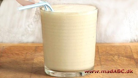 Banan smoothie En smoothie serveres oftest kold, og denne opskrift på smoothie med banan er ingen undtagelse. I denne smoothie er der også yoghurt og acaciehonning. Sidstnævnte gør drikken dejlig sød.