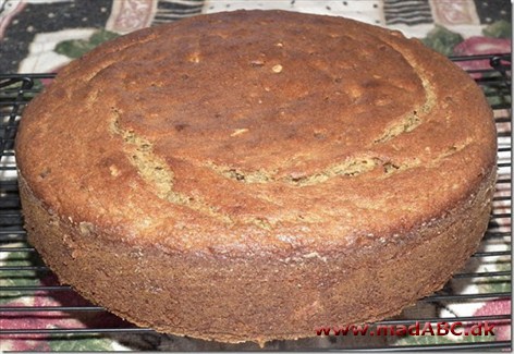Banan-squashkage Dejlig kage med banan og squash der kan serveres som dessert eller måske til eftermiddagskaffen. Kagen er utrolig let at lave, men gå i gang i god tid da den skal bage i ca. 50 minutter.