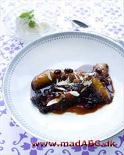 Banan stegt med rom og rosiner Lækker banandessert - hvor bananer steges sammen med rosiner og rom. Pynt gerne retten med mandelflager og server med vaniljeis.
