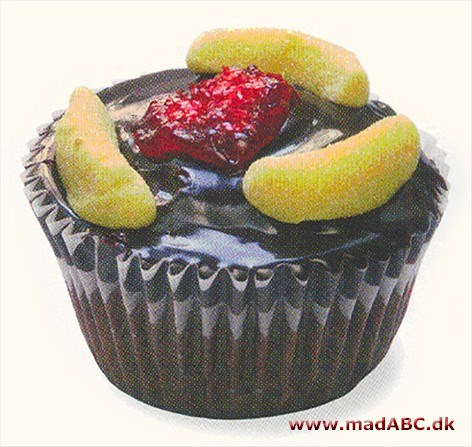 Banana split cupcakes Hvem husker ikke en Banana split, her er den i muffinudagen indeholdende jordbærsyltetøj og pyntet med skumbananer og cocktailbær. Serveres kolde, med glasur.