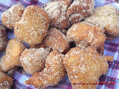 Bananbeignets med jordnødder Beignet er dej, der koges i varm olie. Her er det banan, der rulles i dejen, men også kød, grøntsager og andre frugter kan rulles i dejen. Server desserten varm, så smager de bedst.