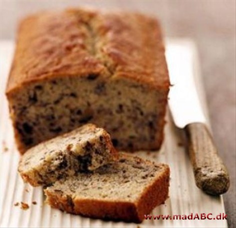 Bananbrød med hytteost Bananbrød er en kagelignende brød. I denne opskift bliver der brugt hytteost hvilket giver en lidt anden smag end i normale bananbrød.