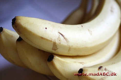 Bananbåde Bananbåde, der er en slags banansalat serveret i bananskælles, marineres i sukker og citronsaft. hertil tilføres æbler og appelsin, der fuldende salaten. Server desserten med flødeskum.