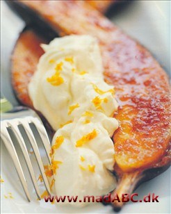 Spændende dessert hvor bananer drysses med karamel og grilles ved direkte varme. Severes varme med flødeskum og pyntet med reven appelsinskal.  