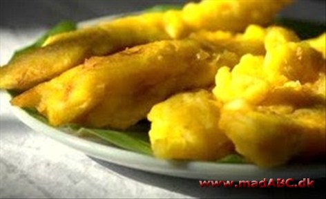 Bananfritter Anderledes dessert hvor bananer vendes i en dej og frituresteges. Bananfritter serveres helt varme, eventuelt med vanilijeis til samt kanel, sirup og flormelis.