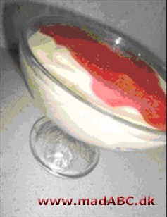 Bananmix med jordbærsauce Bananmix det vil sige banan, toghurt, vaniljesukker og kanel frosset til en slags is serveret sammen med en lækker jordbæsauce er en hurtig og lækker dessert.