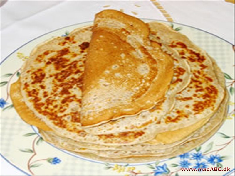 Bananpandekager Lækker opskift på pandekager med banan. Retten er perfekt til en hyggeligt eftermiddag eller til brunch en søndag eftermiddag. Serveres varme måske med syltetøj eller vaniljeis.