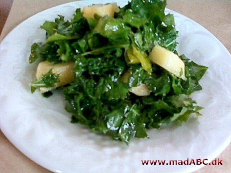 Denne salat med banan, grønkål og jordskok eller æble kan være et sundt alternativ at servere til morgenmåltidet, eventuelt sammen med en smoothie. 