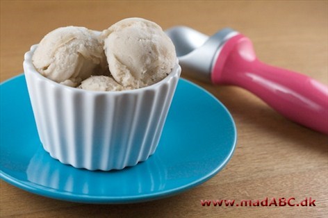 Banansorbet Sorbet er en frossen dessert, der normalt ikke laves på mælkeprodukter men på vand med frugtsmag. Her laves sorbeten med banan og fløde samt pomeranskal, så det er en lidt utraditionel sorbet.