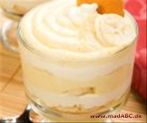 Banantrifli Denne trifli med banan er anderledes fra en typisk trifli i det makronerne her fugtes med saft i stedet for sherry. Og der bruges ymercreme i stedet for typisk kagecreme. Den smager trods alt dejligt!