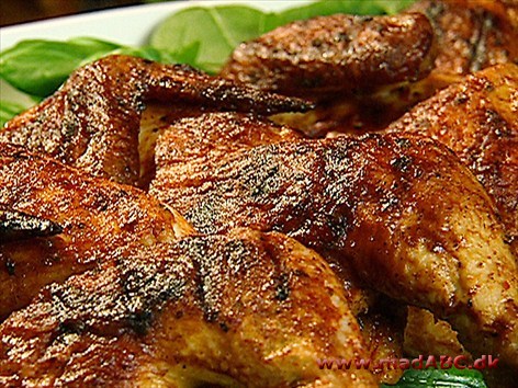 Kylling kan hurtigt blive en tør ret. Her bliver kyllingen dog spicet op med barbecuesauce med blandt andet tabasco i. Server gerne kyllingen med grillstegte majskolber, grøn salt og flûtes. 