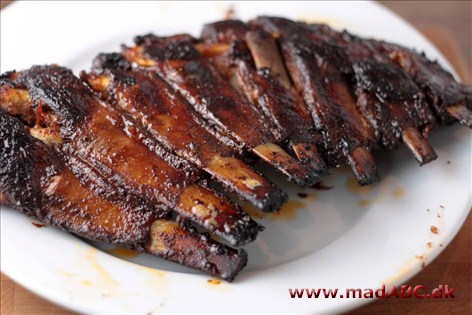 Barbecuelammeribben Lækre lammeribben der barbecuemarineres med en sauce lavet af blandt andet karry, chilí og farin. Ribbenene skal først koges og herefter i ovnen i 25 minutter. Serveres lune.