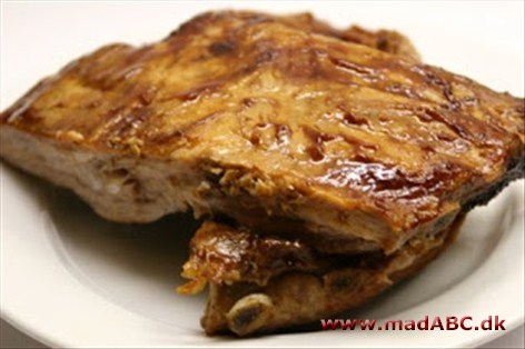 Barbecueribs med bønner og ristede kartofler Spareribs med barbecuesauce er som regel et hit, når de serveres. Her serveres benene med ristede kartoflerme og grønne bønner. Let at lave og smager utrolig dejligt. Velbekomme.