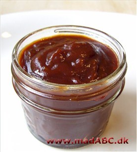 Barbeque sauce Lidt spicy hjemmelavet barbeque sauce til grillmaden med blandt andet engelsk sauce og chiliflager.