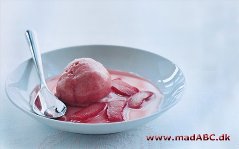 Basilikummarinerede rabarber med rabarbersorbet Meget spændende dessert hvor rabarber marines i basilikum og lime. Serveres med hjemmelavet rabarbersorbet, der fryses i en ismaskine. Husk det er dansk rabarbersæson april-juni og august-oktober.