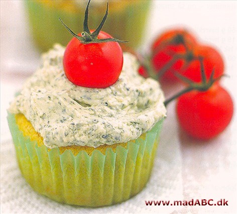 Basilikumpesto cupcakes Det kan godt være det lyser mærkeligt, men det smager tilgængæld fantastisk. I denne opskrift blandes basilikumpesto med flødeost og bruges to glasur/topping på cupcakes. Pynt gerne med cherrytomater.