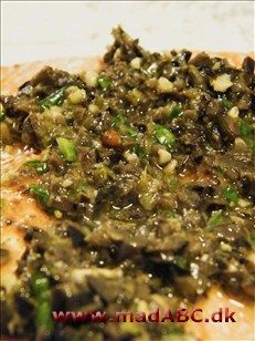Tapenade stammer oprindeligt fra Provence i Frankrig. En typisk tapenade består af oliven, kapers og sardiner. I denne opskift er der også basilikum og citron.   