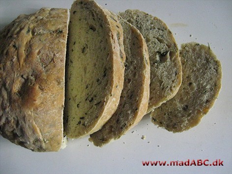 Basilkumbrød Lækkert brød med blandt andet basilikum og cheddarost. Kan for eksempel serveres som tilbehør som forret eller som mellemmåltid.