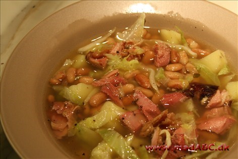 Baskisk bondesuppe Denne suppe tager sit navn efter Baskerlandet i det nordlige Spanien. Retten laves på tørrede hvide bønner, hvidkål og pancetta eller bacon. Smager dejligt og er let at lave.