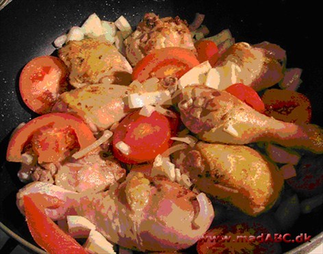 Baskisk kylling Denne kyllingeret har draget inspiration fra Baskerlandet. Til retten bruges piement d'Espelette der er en variation af chillien, der oftest dyrkes i netop Baskerlandet.