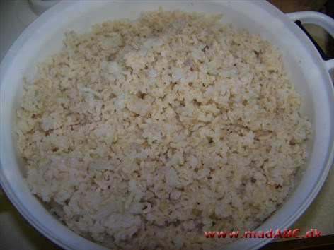 Basmatiris stammer primært fra et område i Nordindien. Smagen er aromatisk og risene er lankornede og ikke parboiled. Husk at skylle risene grundigt inden brug.