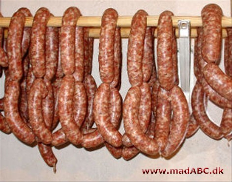 Hvis du har mod på at lave pølser så prøv disse tyskinspirede bayeriske pølser med enten svinekød eller kalvekød- Husk at det tager tid at lave, da de skal både saltes, hænges i lufttræk og røges.  
