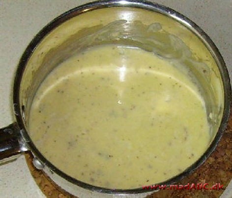 Bechamelsauce original I dagligt brug forståes bechamelsauce nok som en sauces der er opbagt med mæl, salt og peber. Her laves en original bechamelsauce dog med løg, timian og smør.