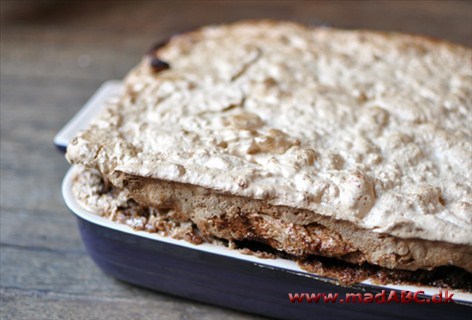 Denne kage kan laves med og uden syltetøj, og her er opskiften på hvordan man laver denne lækre kage uden syltetøj. Ovenpå kagen lægges et lækkert marengslåg. Perfekt til en søndagskaffe eller gæster.