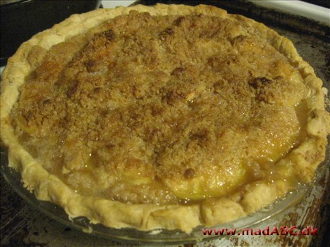 Bedstemor Ands lækre æbletærte er beregnet til at lave på grillen, så prøv den som dessert en lun sommeraften. Server tærten lun og eventuelt med vaniljeis eller cremefraiche til. 